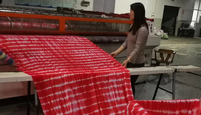 tie dye fabric rolling