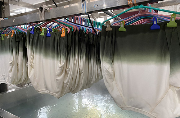 News Four:how to produce the dip dye garment? News Four:how to produce the dip dye garment?